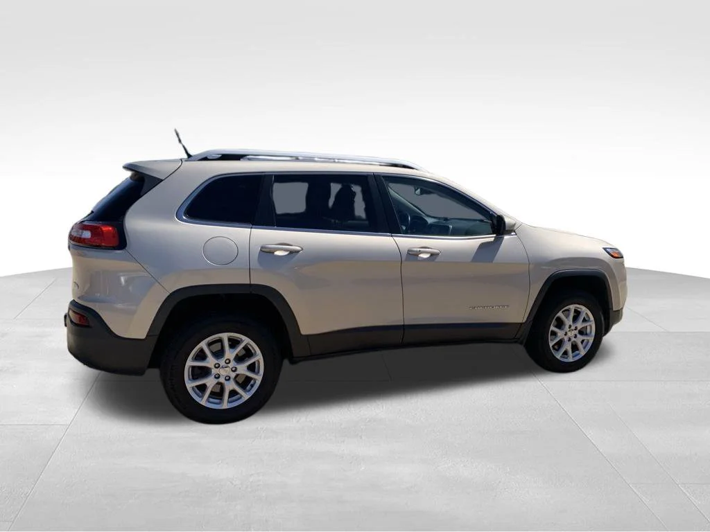 Used 2015 Beige Jeep Latitude image 15