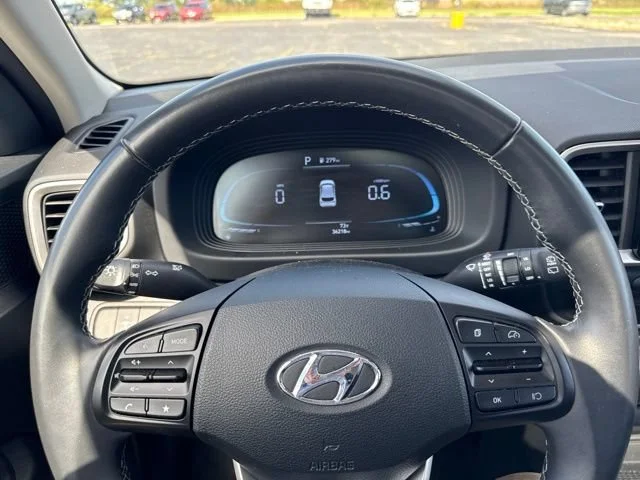Used 2025  Hyundai SEL image 9