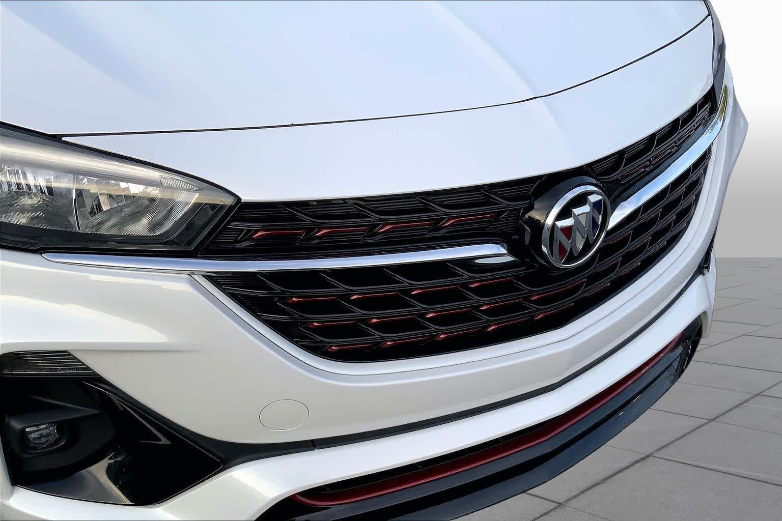 Used 2022 White Frost Tricoat Buick Select image 29