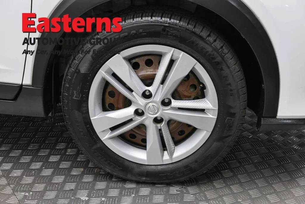 Used 2022 White Nissan S image 30