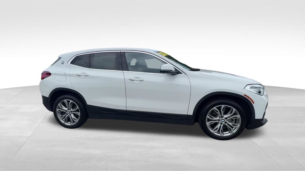 Used 2022 White BMW sDrive28i image 3