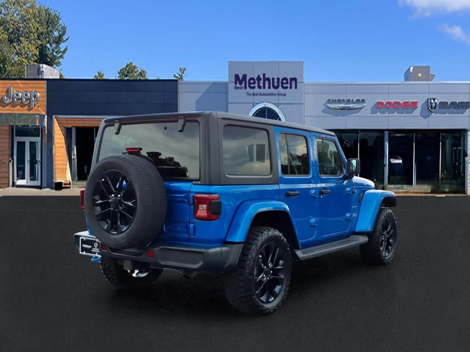 Used 2022 Hydro Blue Pearlcoat Jeep Unlimited Sahara image 4
