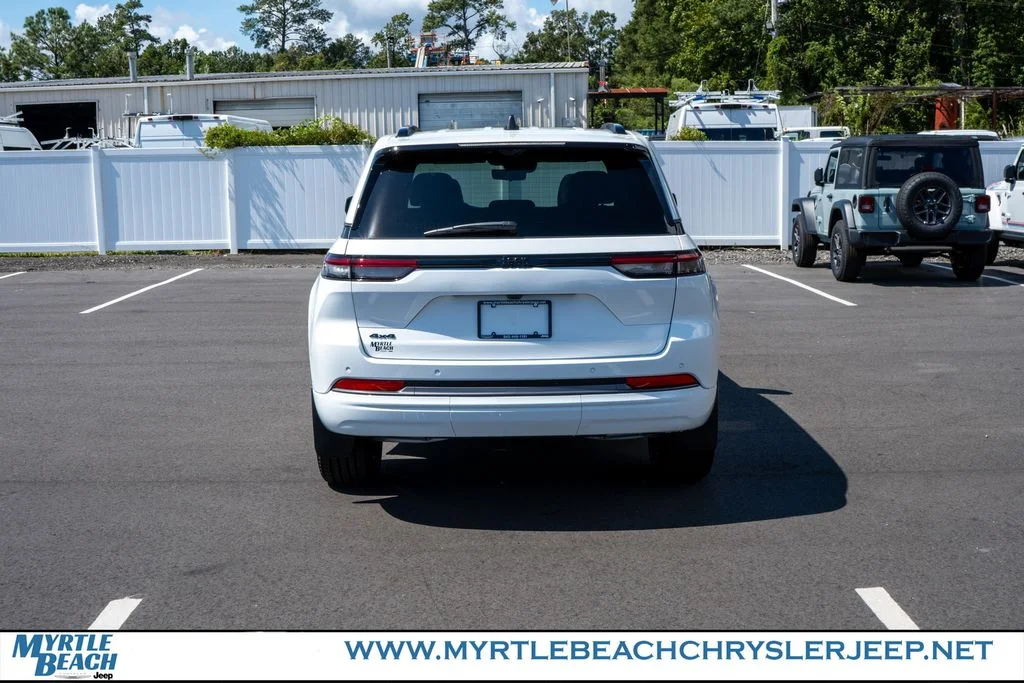 New 2026 Bright White Clear-Coat Exterior Paint Jeep Limited Reserve image 5