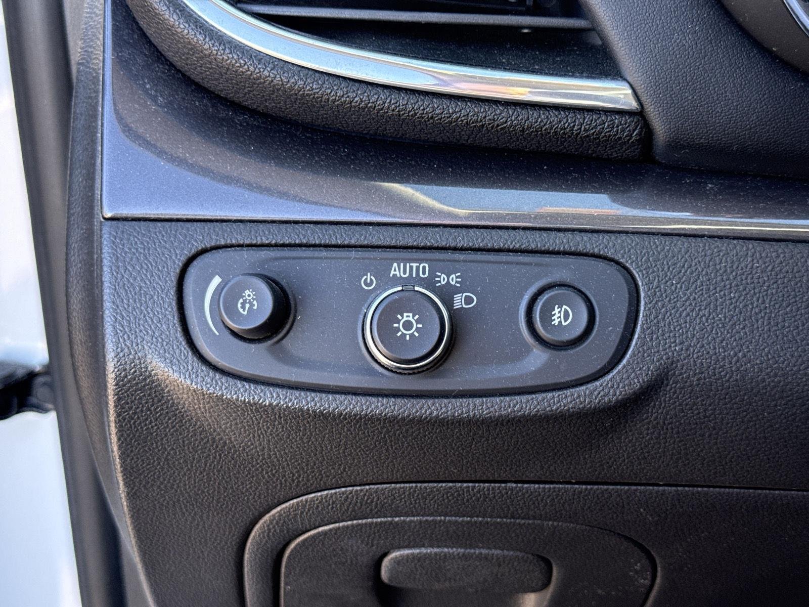 Used 2019 White Frost Tricoat Buick Sport Touring image 15