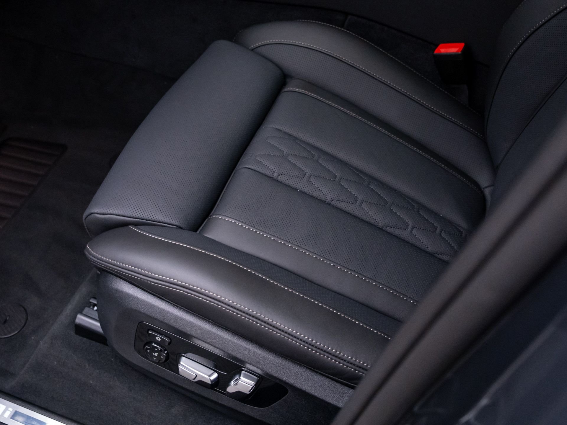 New 2027 Dravit Grey Metallic BMW M60i image 16
