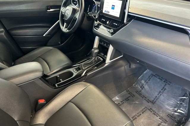 Used 2025  Toyota XLE image 18