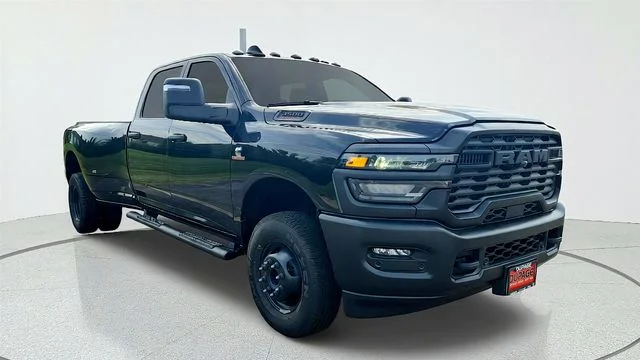 New 2026 Diamond Black Crystal Pearl-Coat Exterior Paint RAM Tradesman image 2