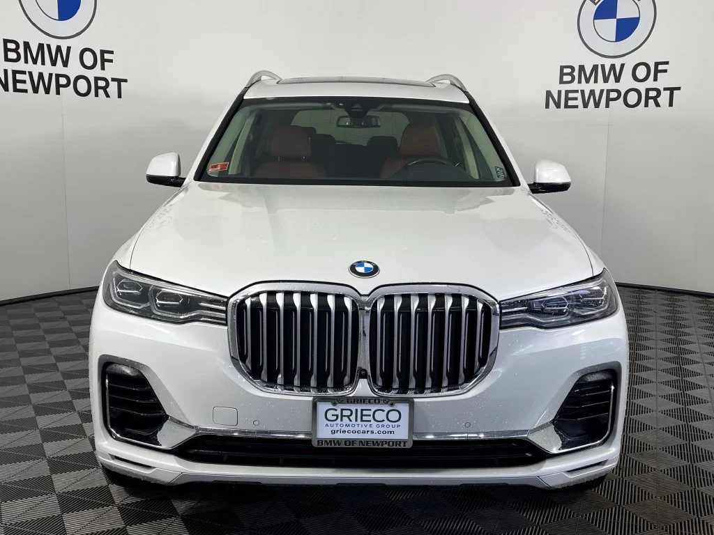 Used 2021 White BMW xDrive40i image 4