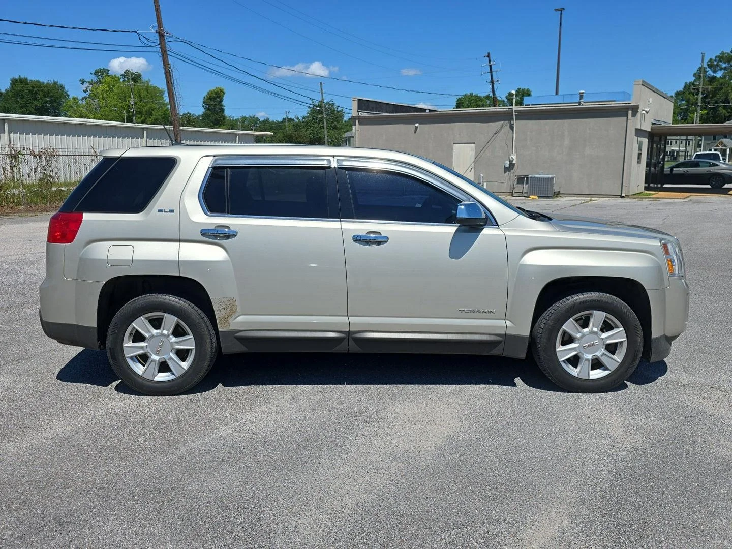 Used 2013 Champagne Silver Metallic GMC SLE image 2