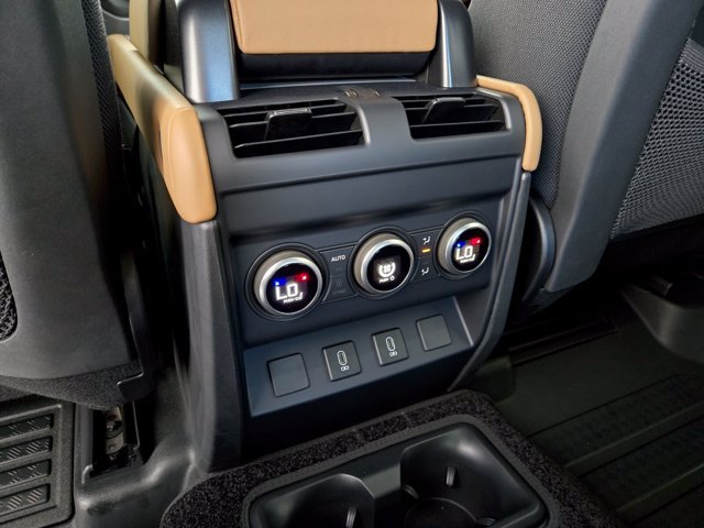 2026 Land Rover Defender V8 - Photo 13