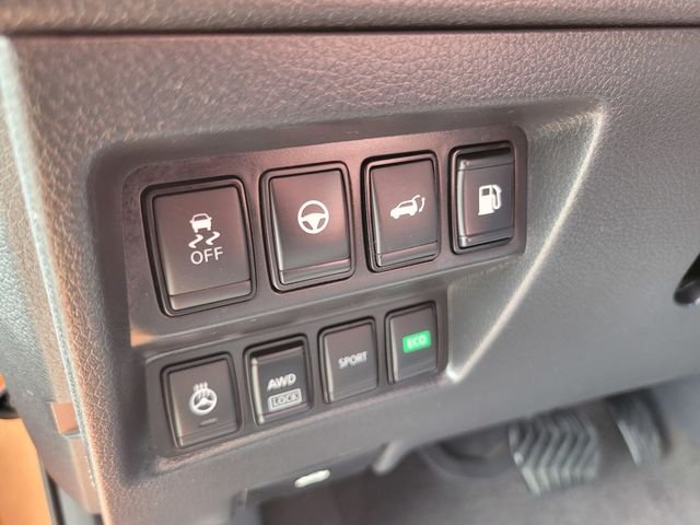 Used 2020 Orange Nissan SL image 19