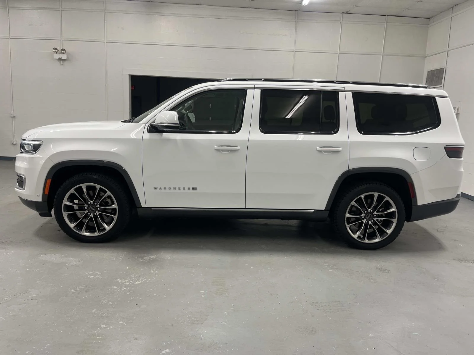 Used 2022 Bright White Clearcoat Jeep Series III 4wd 5.7L V8 1 Owner image 5