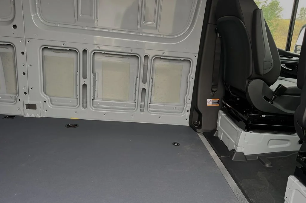Used 2024  Mercedes-Benz Cargo 170 WB image 11