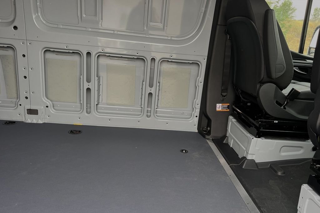 Used 2024  Mercedes-Benz Cargo 170 WB image 11