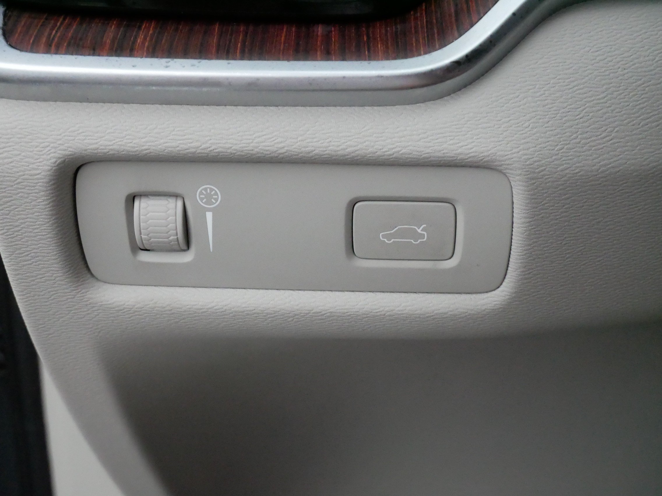 Used 2021 Osmium Grey Metallic Volvo Momentum image 27