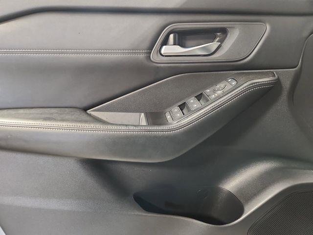 Used 2025  Nissan SL image 22