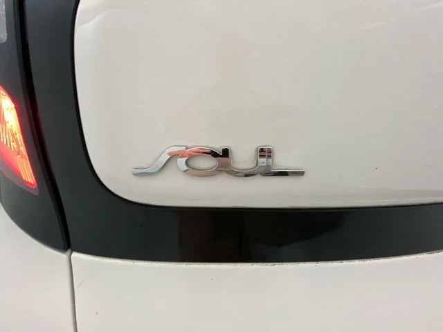 Used 2018 White Kia Plus image 25
