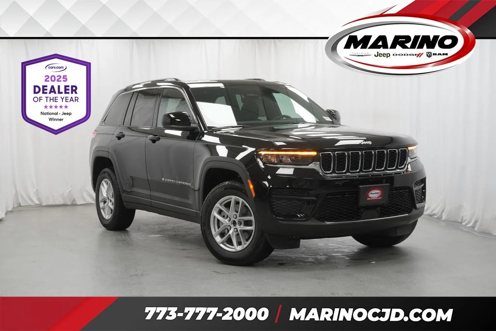 New 2026 Diamond Black Crystal Pearl-Coat Exterior Paint Jeep Laredo X image 1