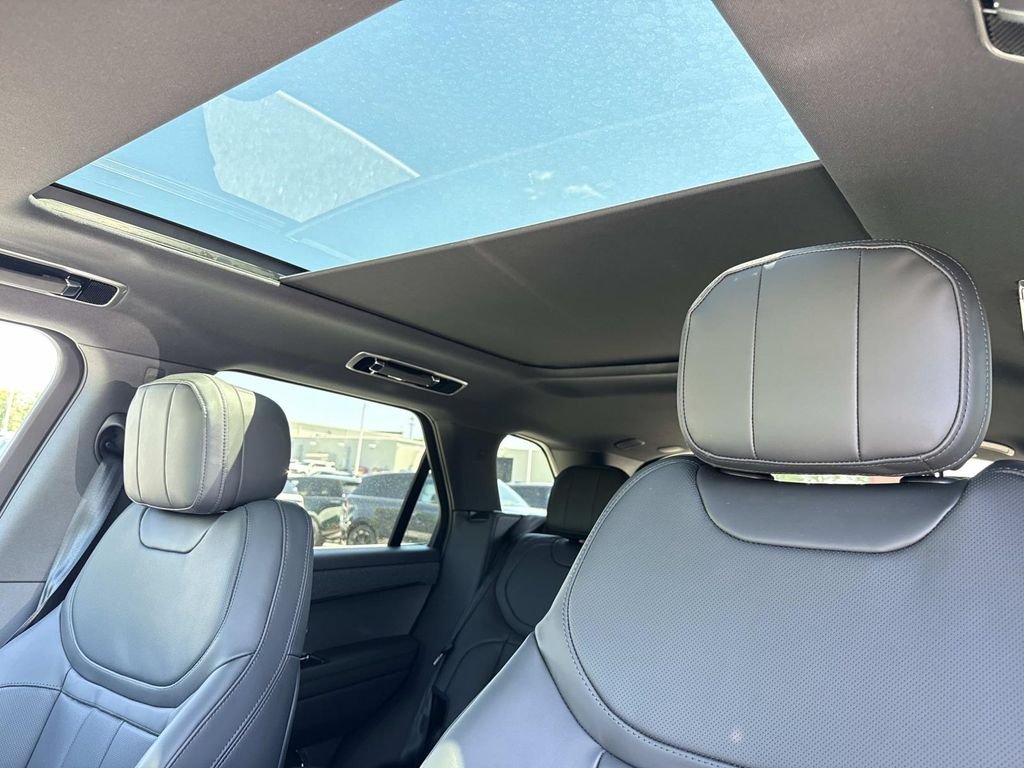 New 2026 Fuji White Land Rover Dynamic SE image 23