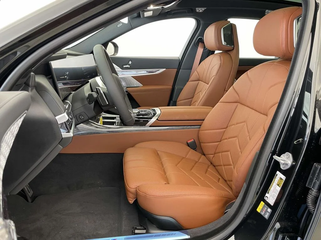 Used 2026 Black BMW xDrive60 image 13