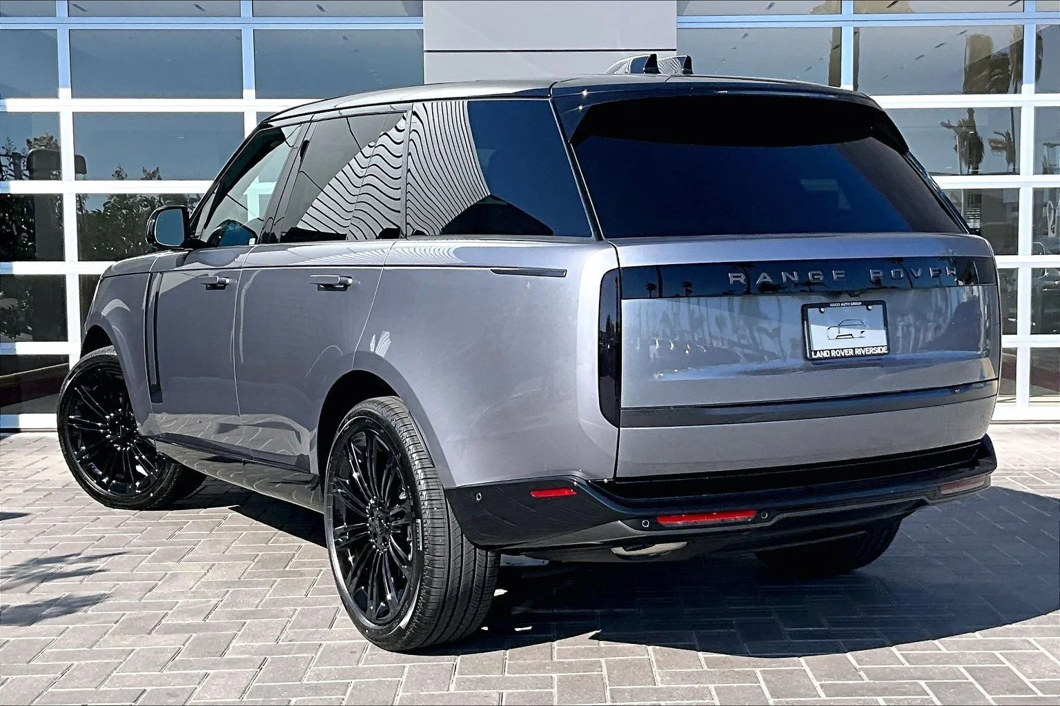 New 2026 Eiger Grey Land Rover SE image 3