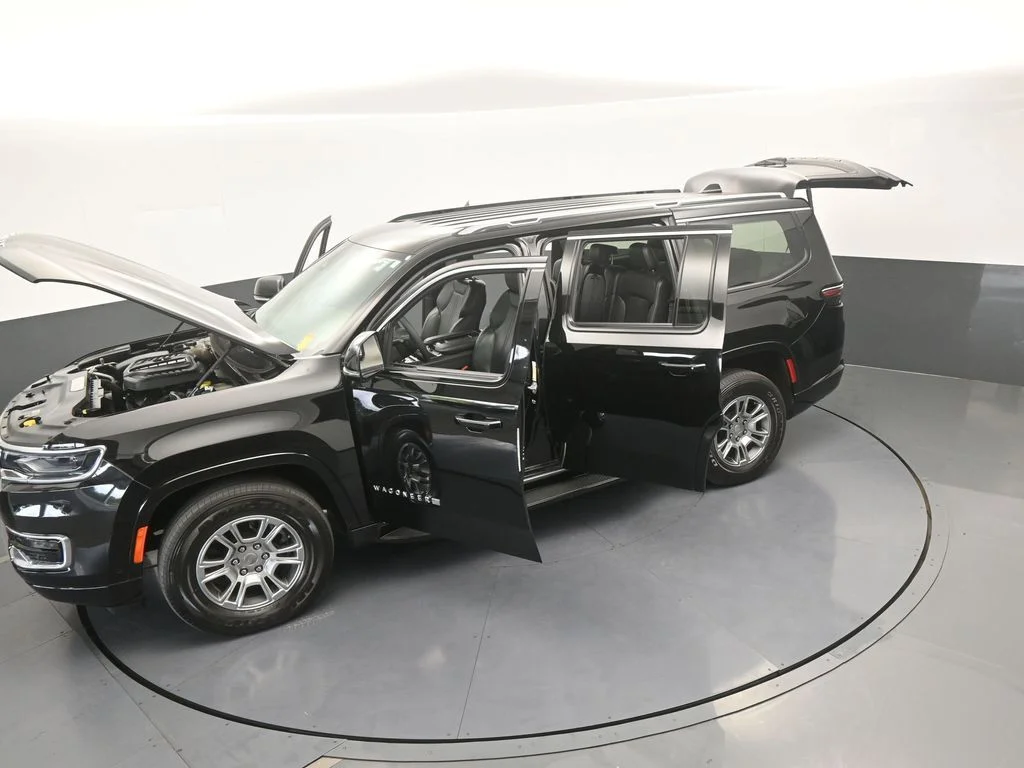 Used 2023 Diamond Black Crystal Pearlcoat Jeep Base image 71