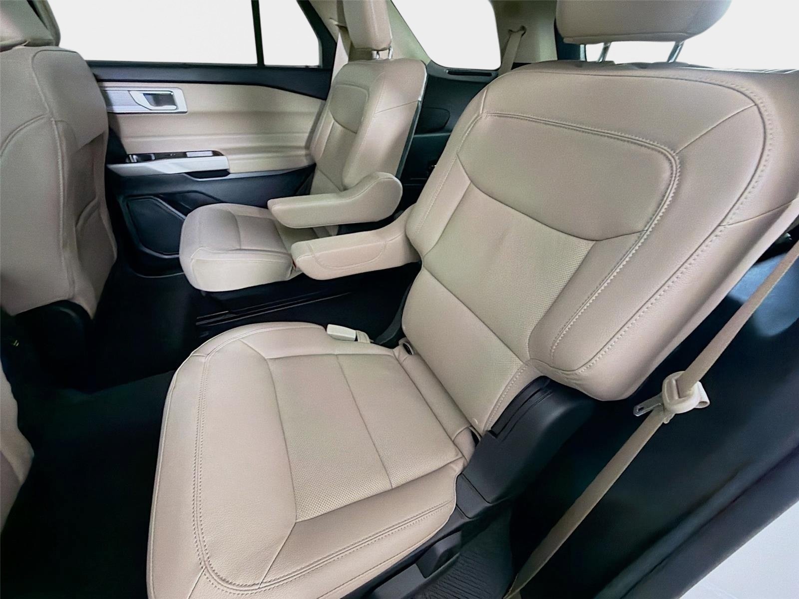 Used 2022 White Metallic Ford Limited image 23