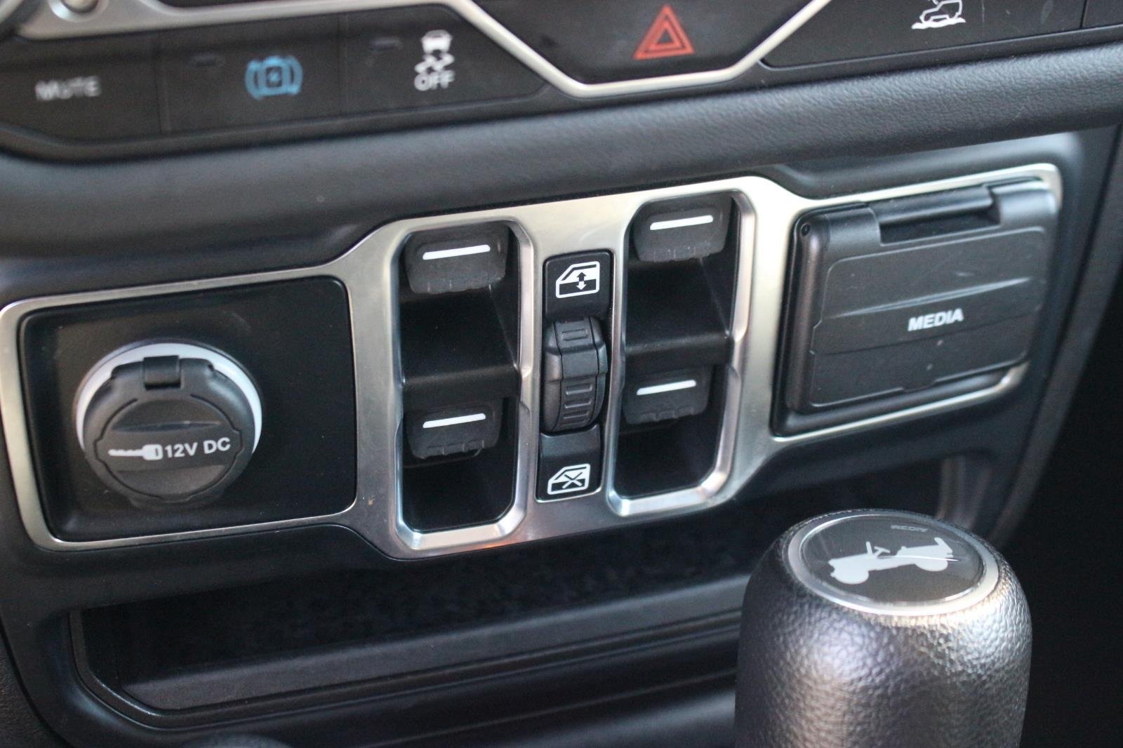 Used 2024  Jeep Sahara image 25