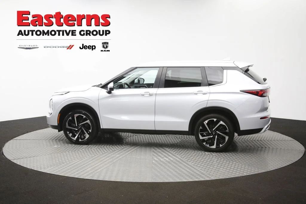 Used 2022 White Mitsubishi SE image 60