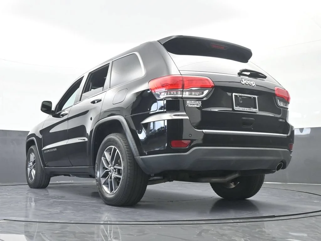 Used 2017 Diamond Black Crystal Pearlcoat Jeep Limited image 58