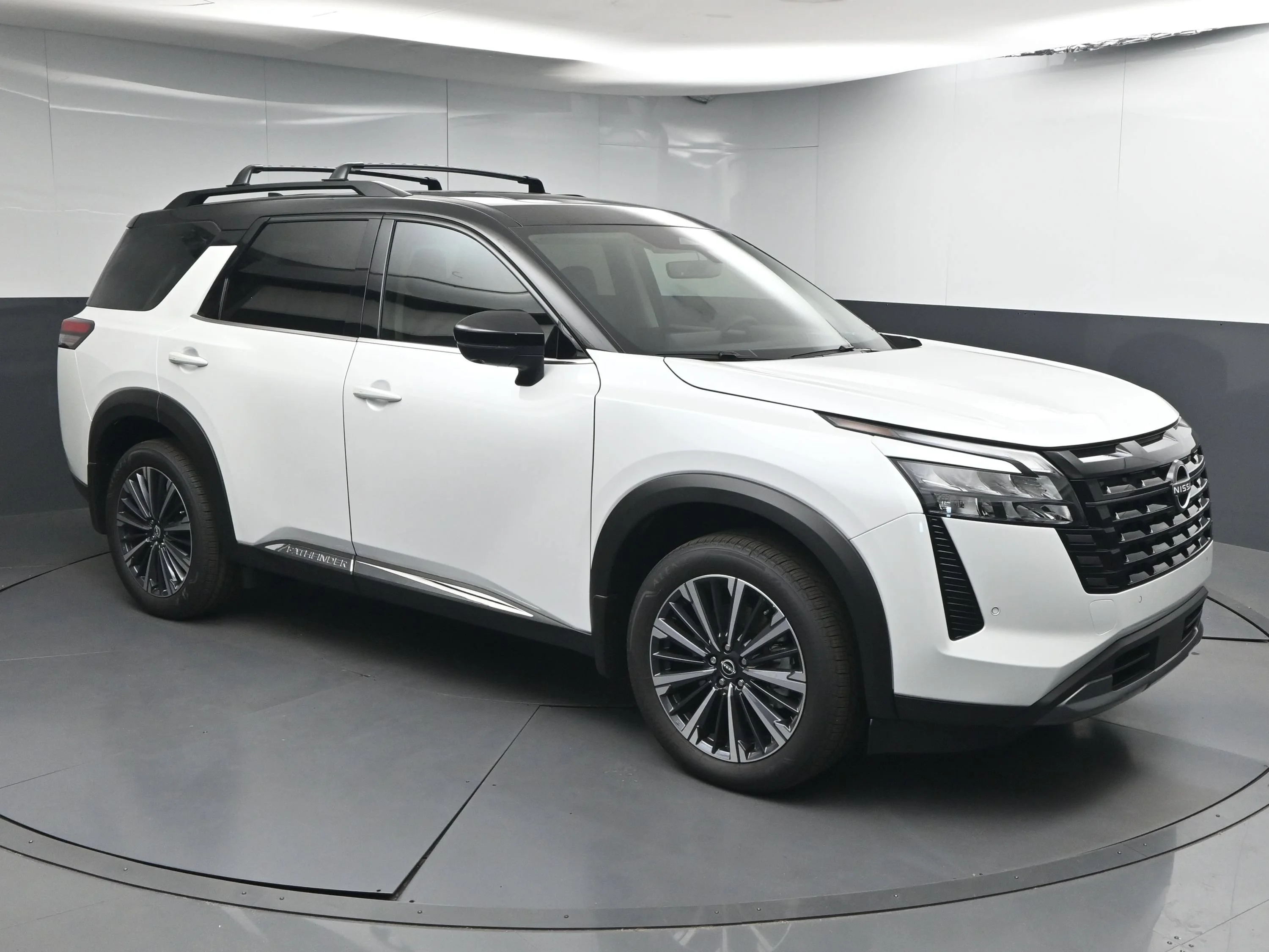 New 2026 Everest White Pearl TriCoat / Super Black Two-tone Nissan Platinum image 1