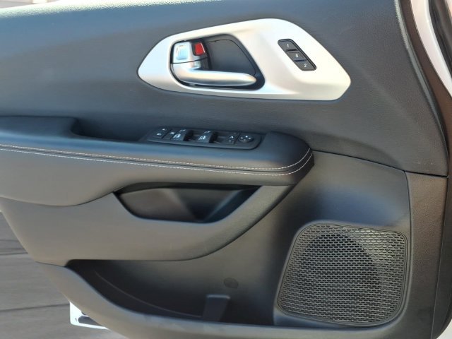 Used 2025  Chrysler Limited image 12