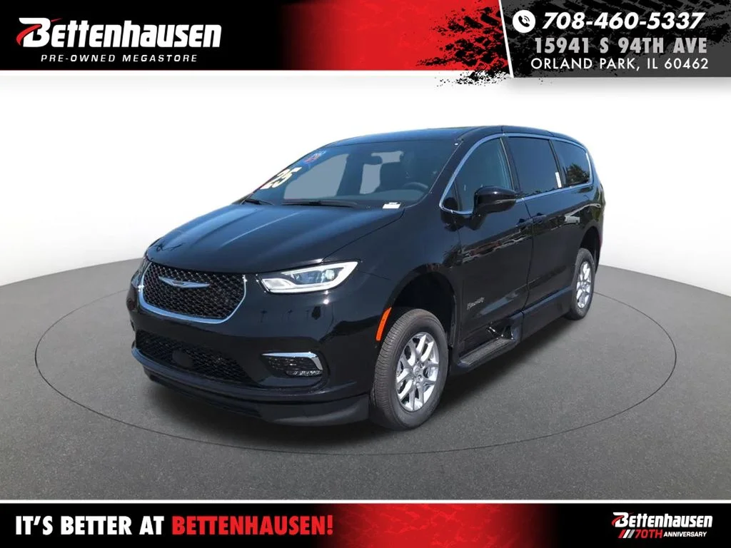 2025 Chrysler Pacifica Select's photo