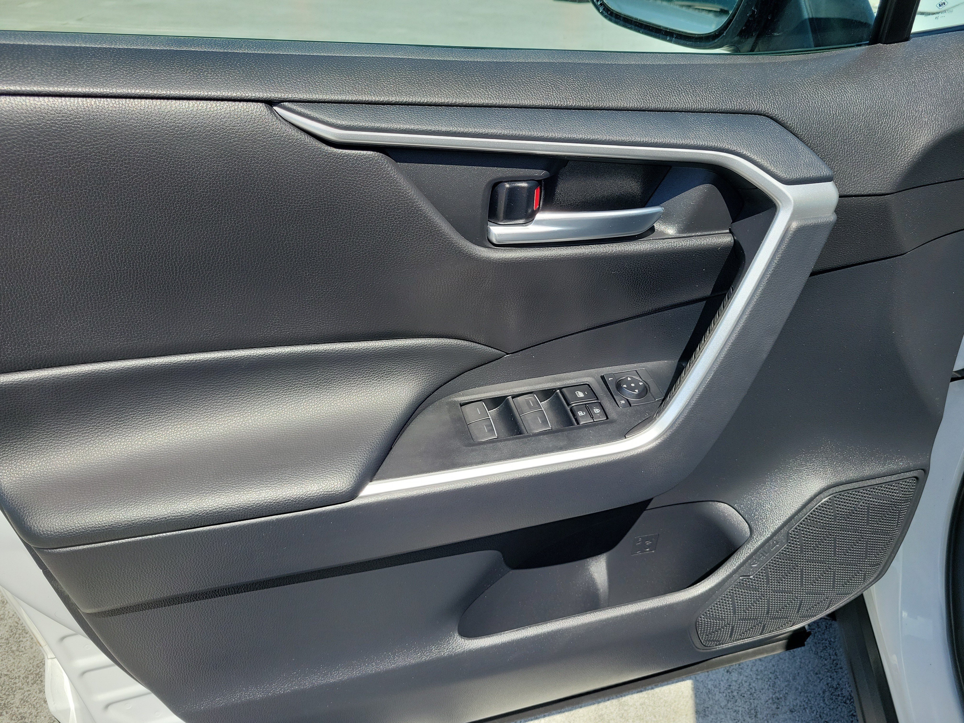 Certified Used 2024 Pearl Toyota Hybrid SE image 19