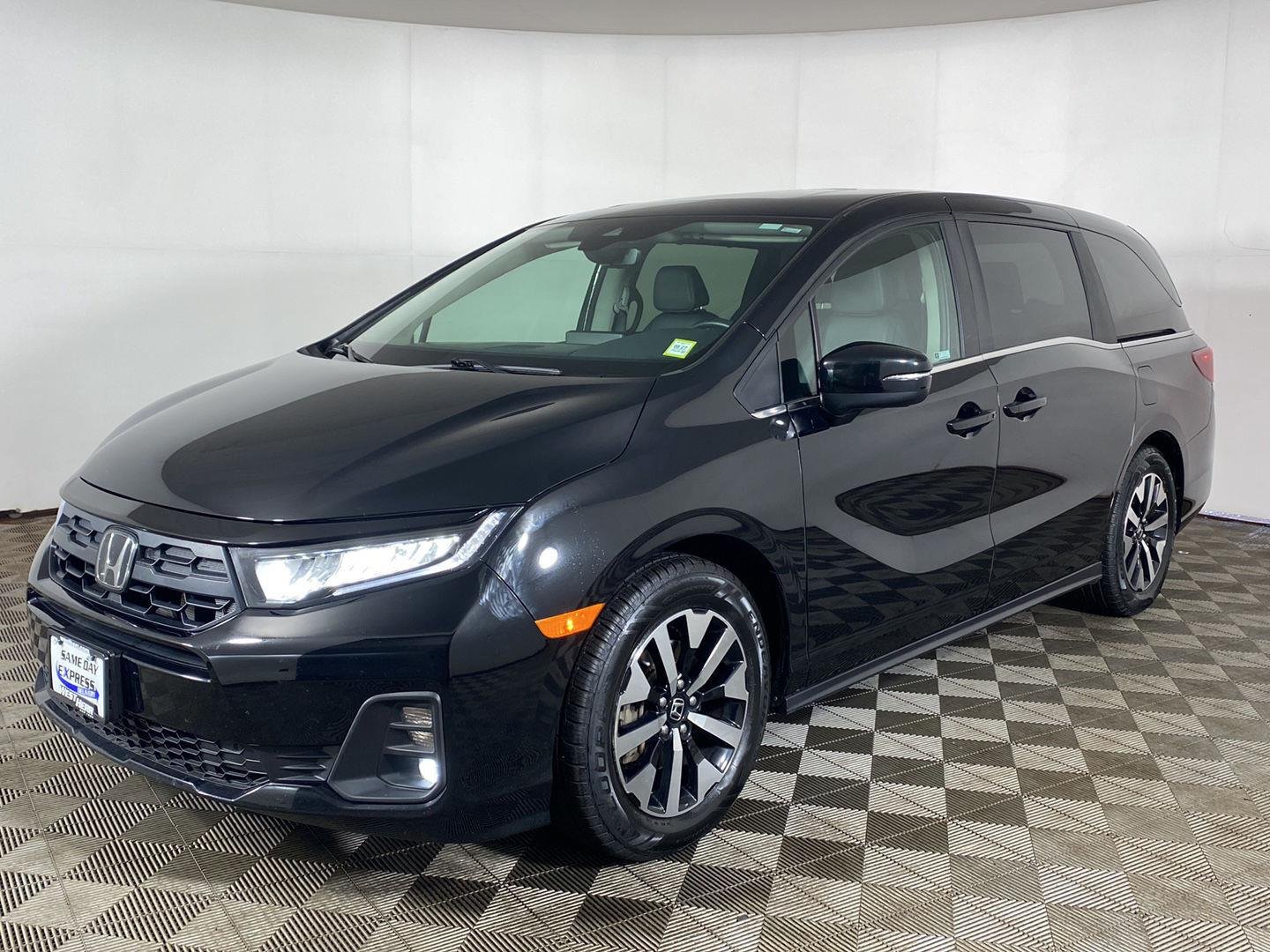 Used 2025  Honda EX-L image 2