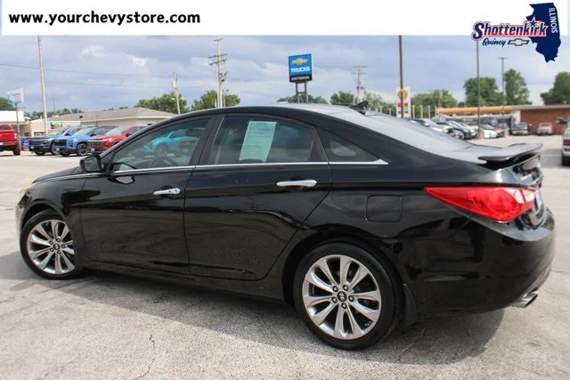 Used 2011 Black Hyundai SE image 3