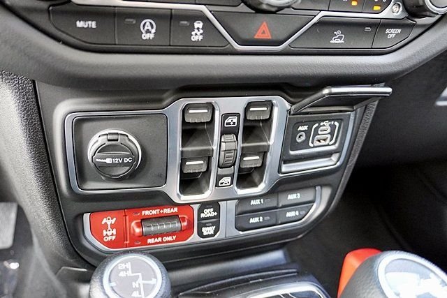 New 2026 Bright White Clear-Coat Exterior Paint Jeep Rubicon image 35