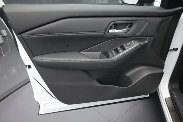 New 2026 Everest White Pearl TriCoat Nissan Dark Armor™ image 9