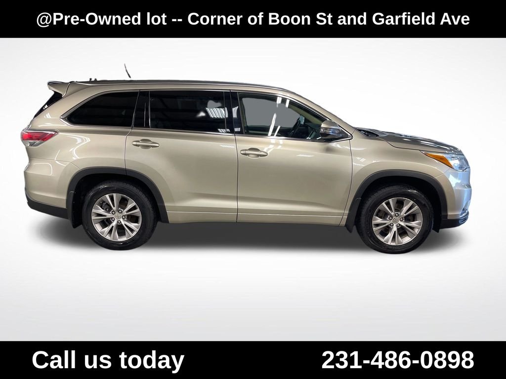 Used 2015  Toyota XLE V6 image 6