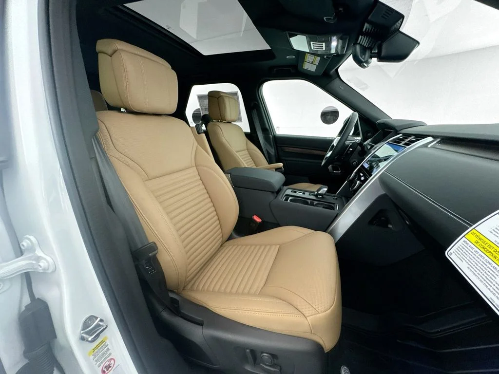 New 2026 White Land Rover Dynamic SE image 29