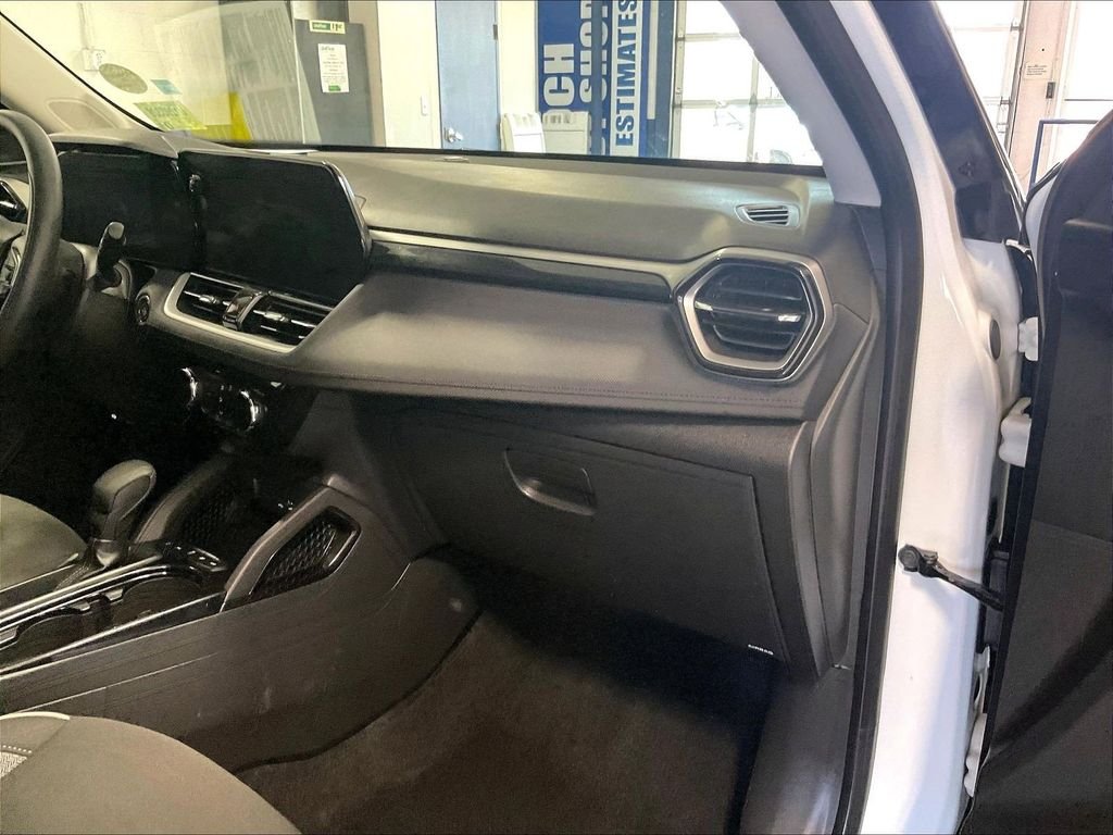 Used 2025 White Chevrolet LT image 13