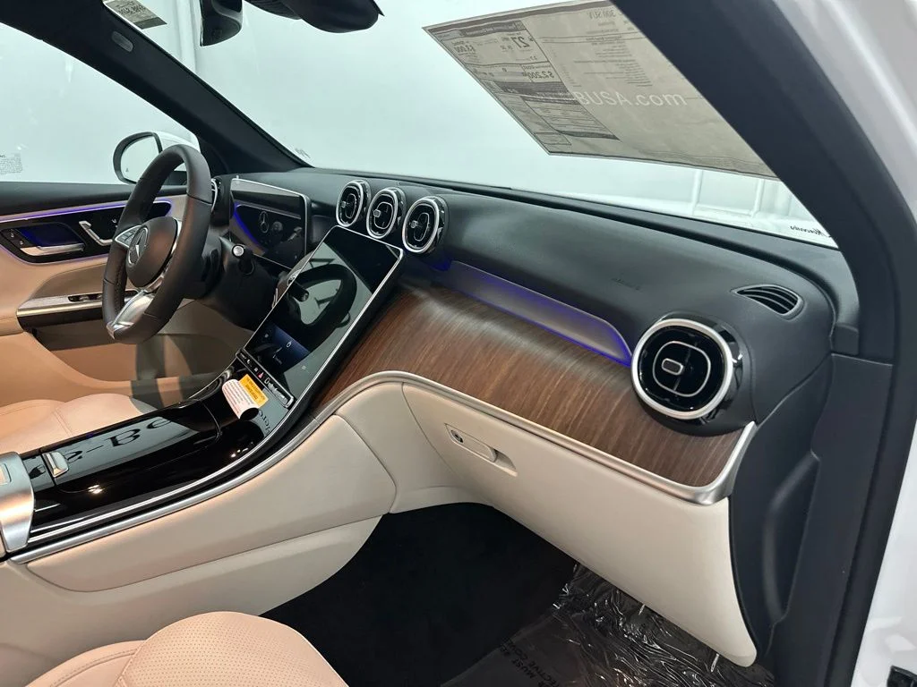 New 2027 White Mercedes-Benz GLC 300 image 24