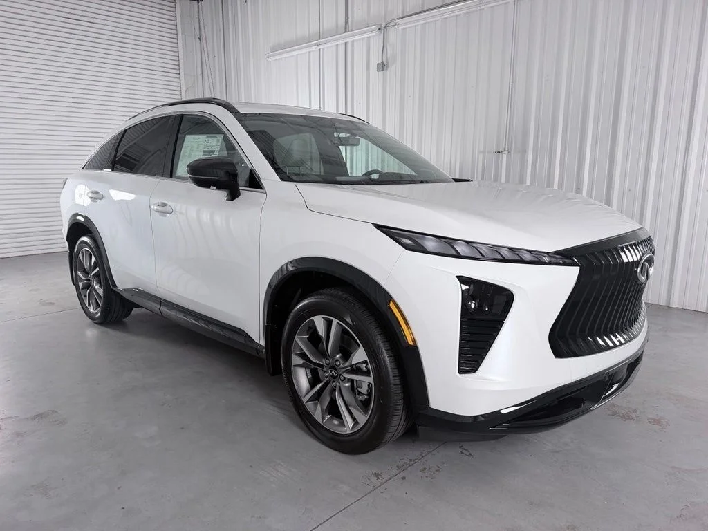 New 2027 RADIANT WHITE INFINITI Luxe AWD image 4
