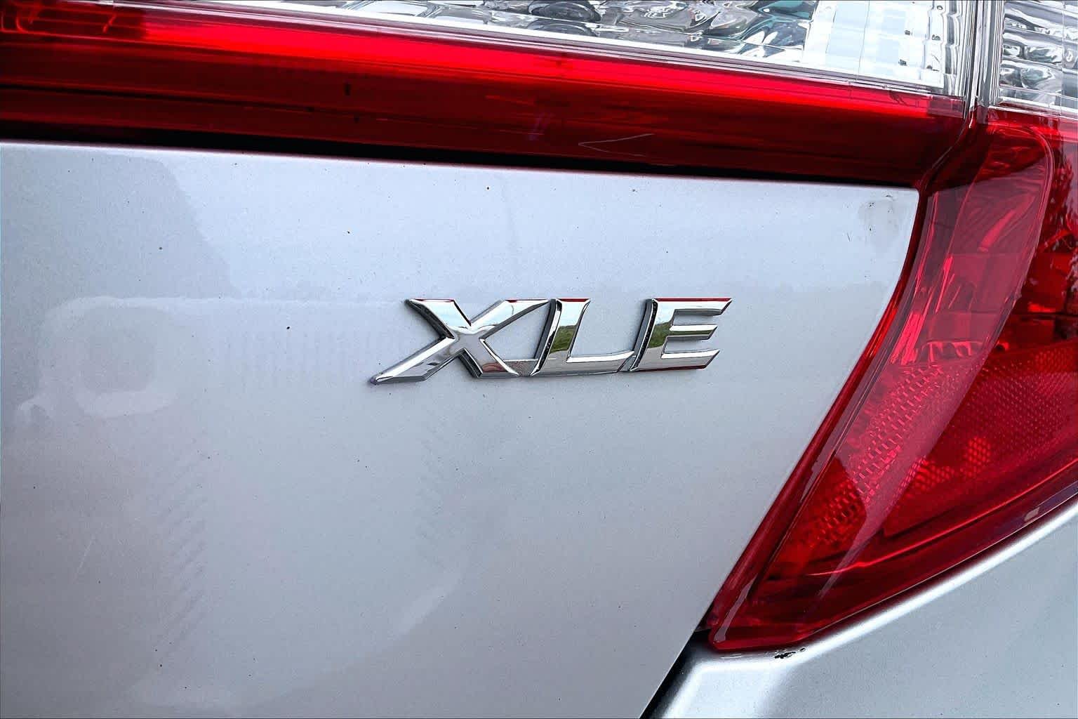 Used 2013 Classic Silver Metallic Toyota XLE image 10