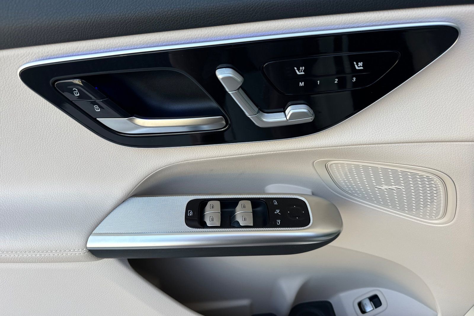 New 2026 Polar White Mercedes-Benz GLC 300 image 23