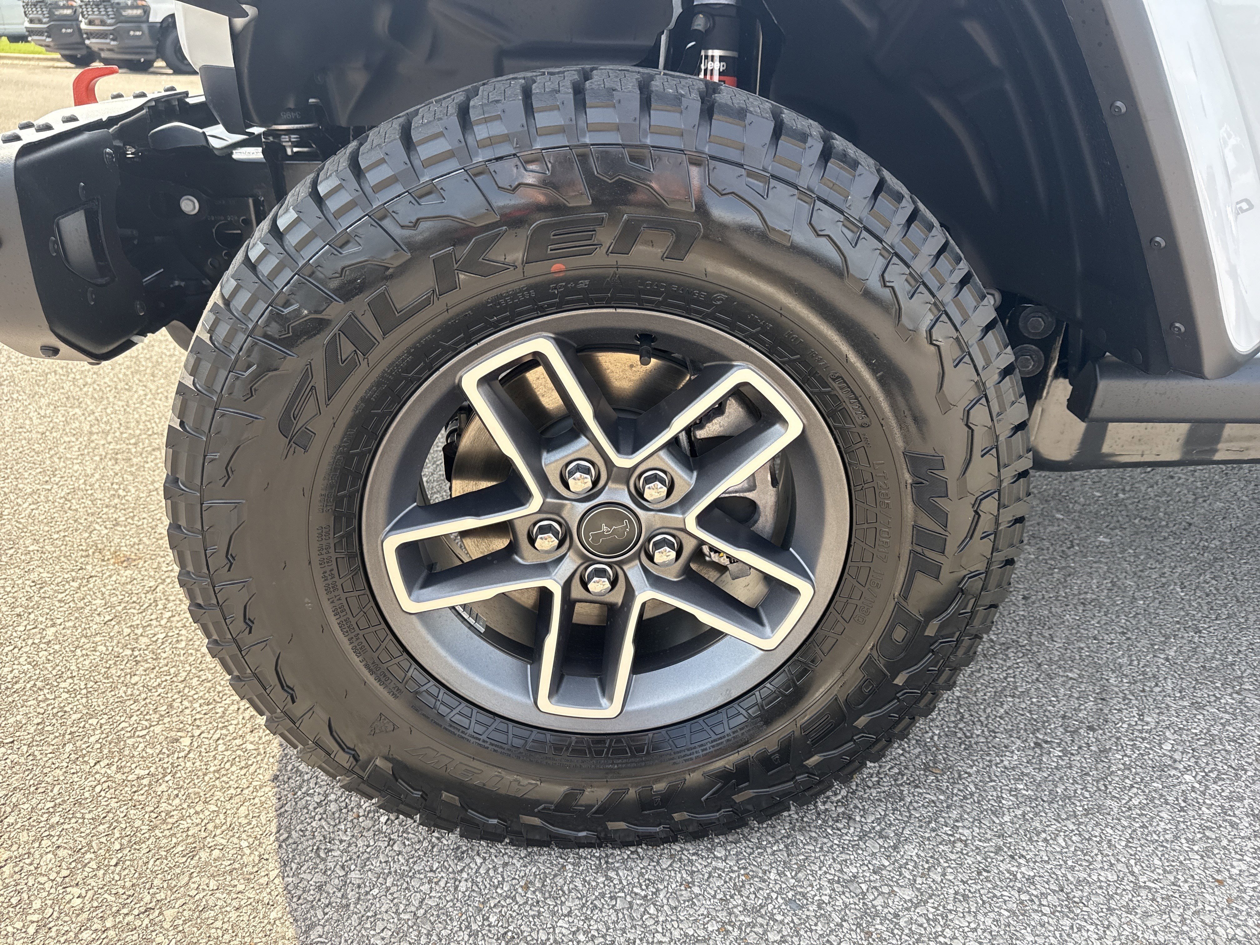 New 2026 Bright White Clear-Coat Exterior Paint Jeep Mojave X image 12