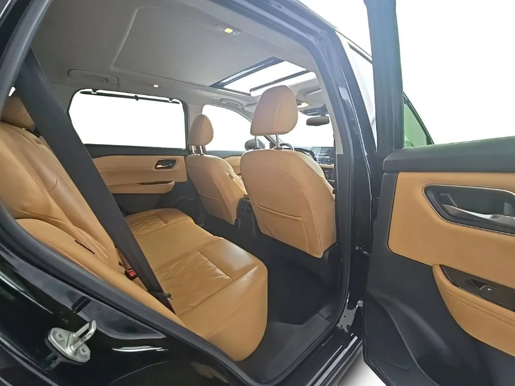Used 2023 Super Black Nissan Platinum image 9
