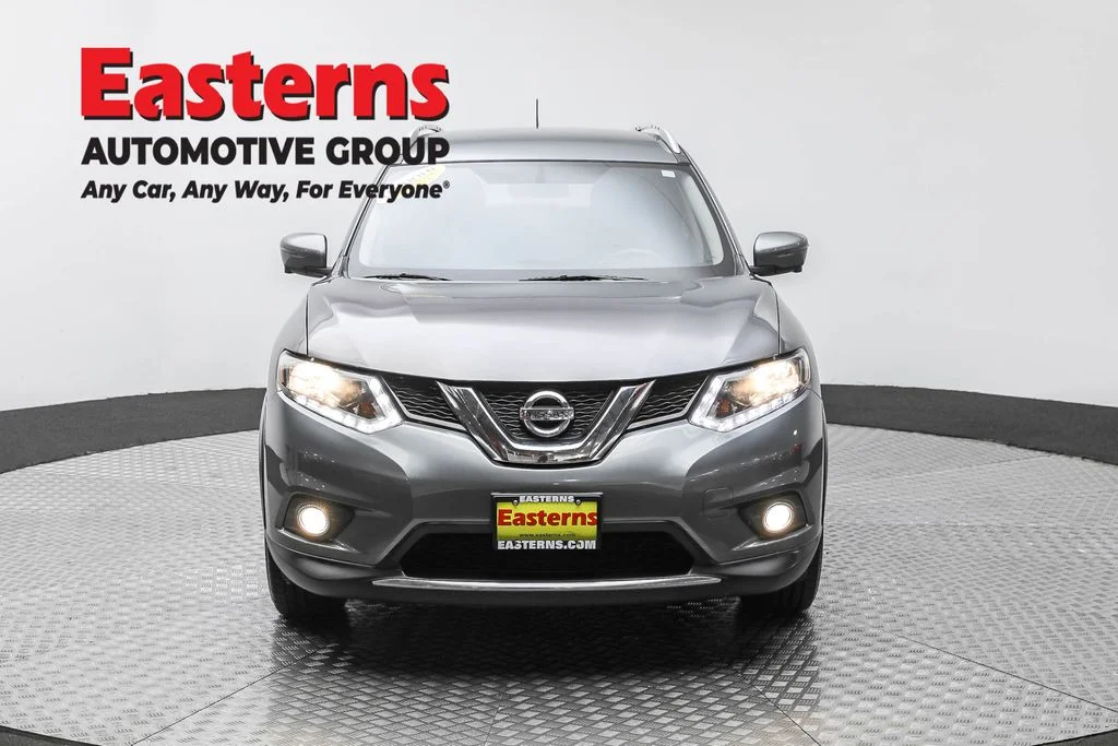 Used 2016 Gray Nissan SL image 2