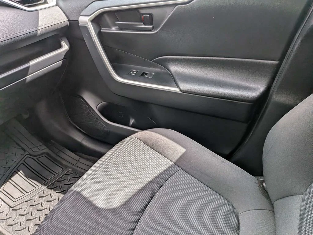 Used 2021 White Toyota LE image 19