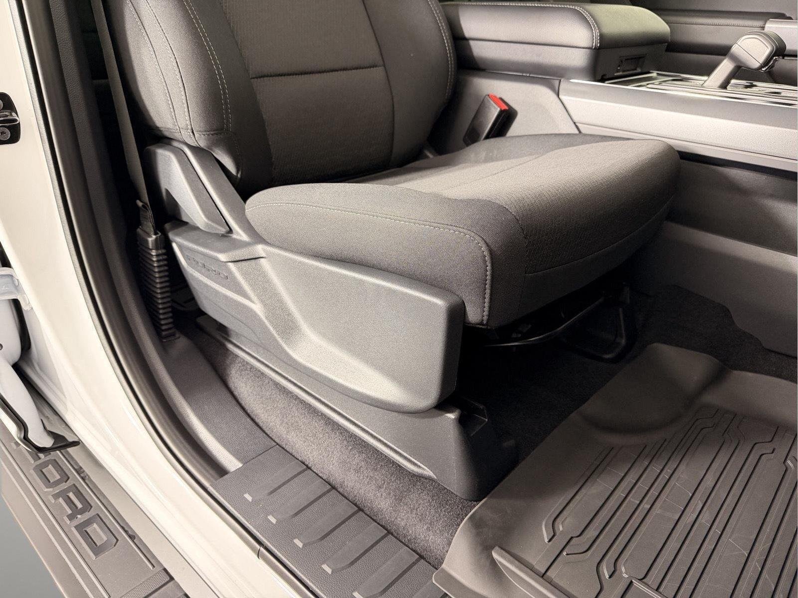 New 2026 Oxford White Ford XLT image 25